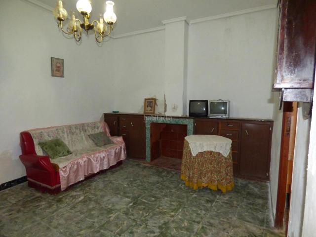 Casa en venta en Poblets els. Se vende casa de pueblo a reformar a tan solo 1km del mar en Els Poblets de dos plantas con patio interior y salida a dos calles. Casas Poblets.