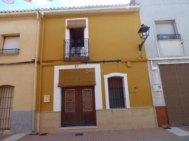 Casa en venta en Poblets els. Ubicada en el corazón de Els Poblets, a poca distancia de todos los servicios, esta casa tradicional tiene dos entradas. La puerta. Casas Poblets.
