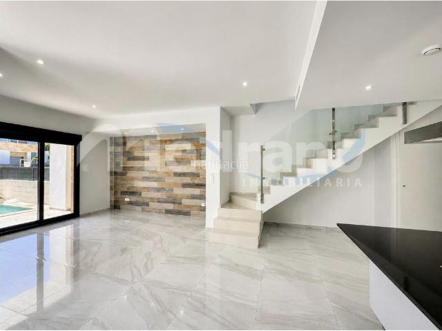 Casa en venta en Polop, Balcón de Ponoig Polop Paradis Polop Hills. Exclusiva Villa de obra nueva lista a estrenar en Polop 3 habitaciones y 3 baños. Casas.