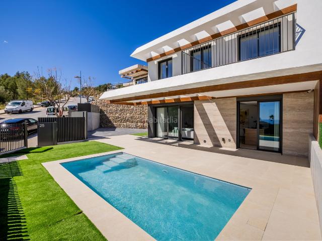 Casa en venta en Polop, Casco urbano. Una vivienda de ensueño de estilo mediterráneo de 177 m con vistas al mar, piscina y privacidad en Polop disponible a partir de ju. Casas.
