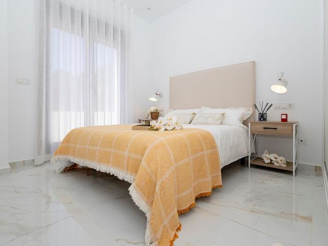 Casa en venta en Polop, Casco urbano. Moderna villa de nueva construcción en una amplia parcela con piscina y vistas panorámicas. Casas.