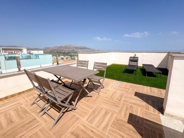 Casa en venta en Polop, La Alberca. Descubre esta villa independiente en Polop, situada en un cuidado residencial de la Costa Blanca, donde el diseño contemporáneo, l. Casas.