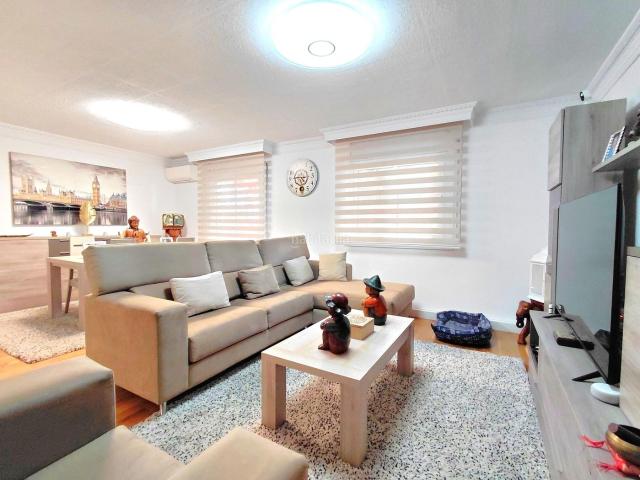 Casa en venta en Polinyà. ESPECTACULAR CASA ESQUINERA CON JARDÍN. Casas.