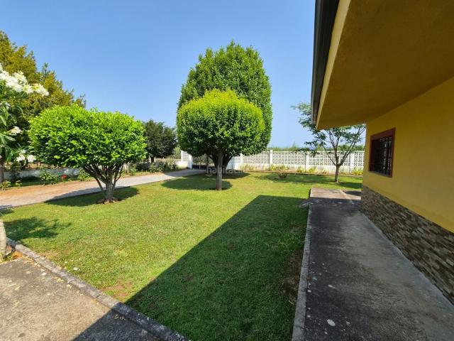 Casa en venta en Ponferrada, Flores de Sil La Placa. CASA CON TERRENO CAMPONARAYA. Casas.