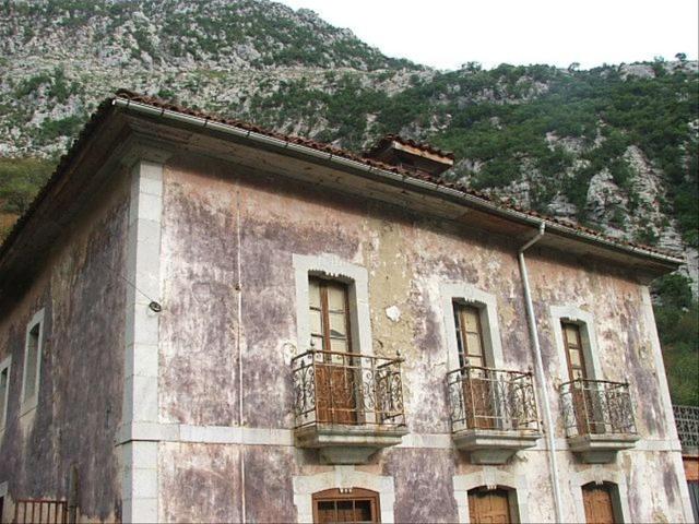 Casa en venta en Ponga. CASA PARA REFORMAR DE 91 M2 DE PLANTA CON TERRENO DE 3010 M2. Casas.