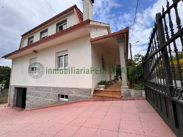 Casa en venta en Pontevedra, Parroquias Rurales. Amplia Casa en Mourente, Pontevedra por 395.000. Casas.