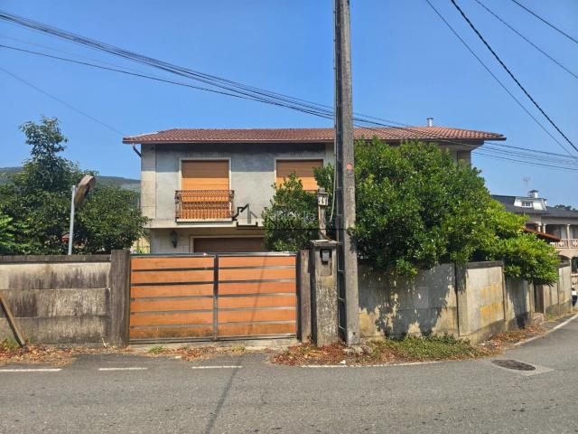Casa en venta en Pontevedra, Parroquias Rurales. Se vende casa en Lugar de Sabarís, Campañó, Pontevedra. Vivienda independiente, ideal para familias que buscan amplitud, comodida. Casas.