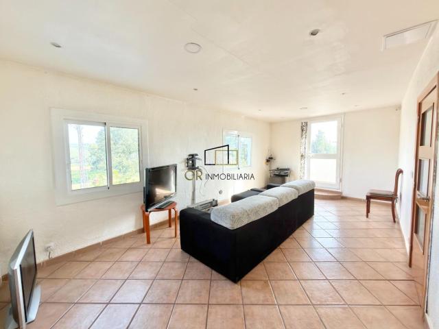 Casa en venta en Pontons. Amplia vivienda con jardín, piscina y cuatro espacios independientes en La Ponderosa Pontons. Casas.