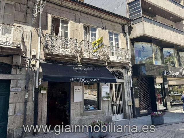 Casa en venta en Porriño O. Casa con terreno y local comercial en alquiler con rentabilidad !. Casas Porriño.