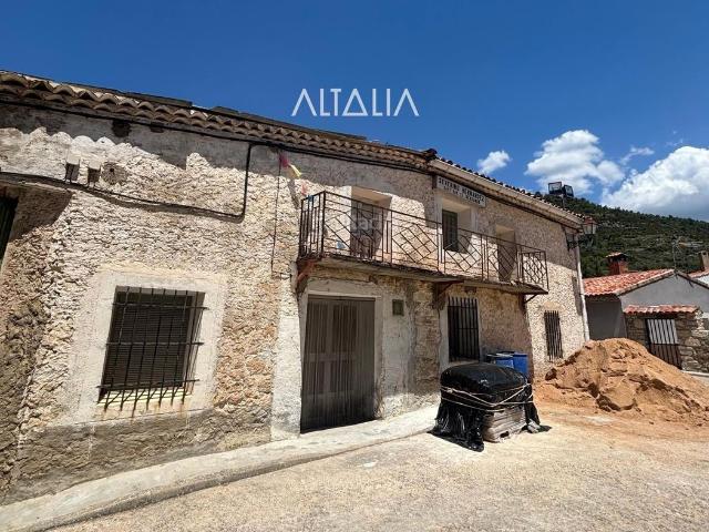 Casa en venta en Poyatos. CASA CON LOCAL EN VENTA EN POYATOS. Casas.