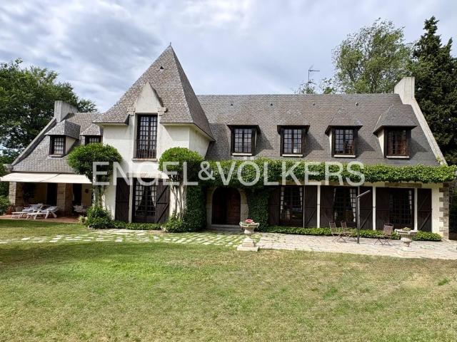 Casa en venta en Pozuelo de Alarcón, Somosaguas. Residencia única de inspiración bretona en Somosaguas Norte. Casas Pozuelo de.