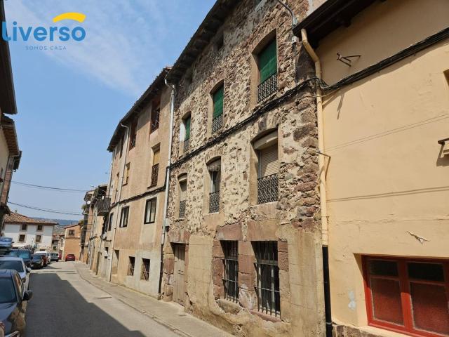 Casa en venta en Pradoluengo. Amplia vivienda con encanto en Pradoluengo, ideal para inversión o gran familia. Casas.
