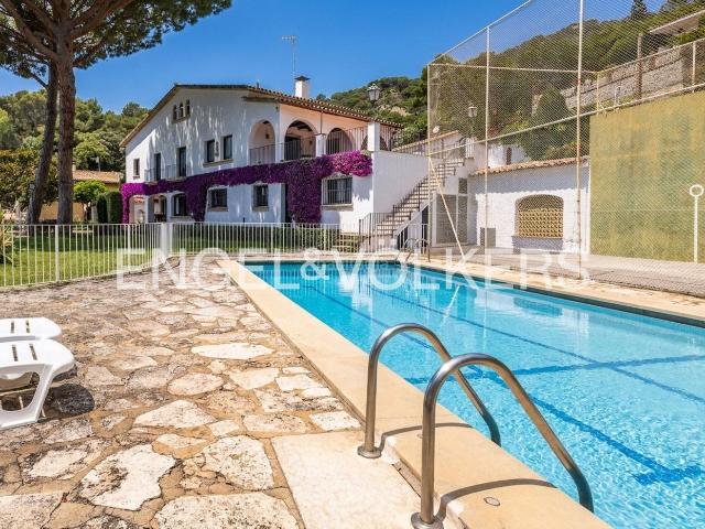 Casa en venta en Premià de Dalt. Excepcional Villa con vistas al mar y licencia turistica. Casas Premià de.