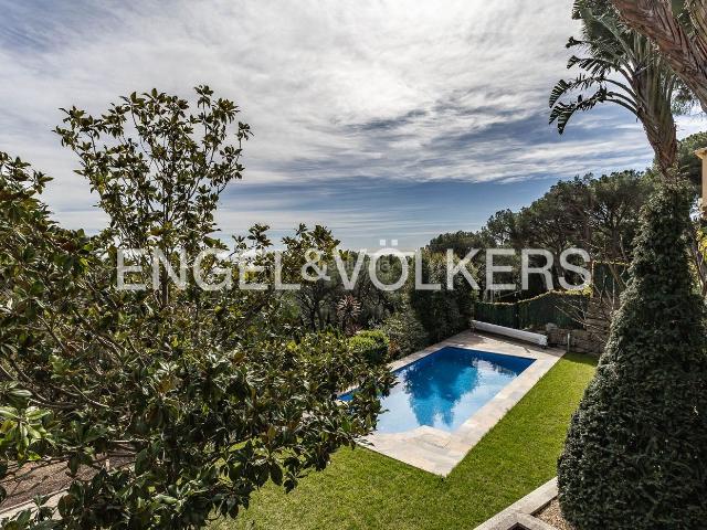 Casa en venta en Premià de Dalt. Impresionante casa con piscina y vistas al mar. Casas Premià de.