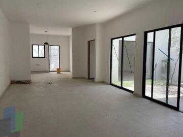 Casa en venta en privada amplios espacios cuarto de servicio