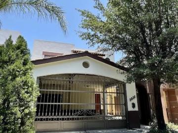 Casa en venta en PRIVADA Bosques del Contry, muy cerca del parque, con asador y barra en jardín