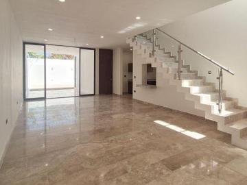 Casa en venta en privada en Cholul Mérida de 4 habitaciones y alberca