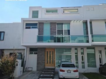 CASA EN VENTA EN PRIVADA EN HACIENDA JURIQUILLA SANTA FE