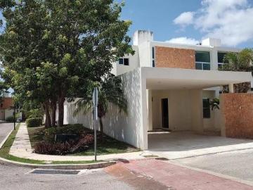 CASA EN VENTA EN PRIVADA EN MÉRIDA CON RECÁMARA EN PLANTA BAJA. ACEPTA INFONAVIT