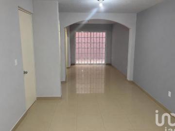 Casa en Venta en Privadas del Sol con Cocina Equipada y Patio de Servicio