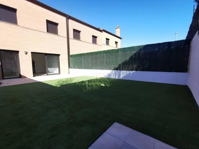 Casa en venta en Quart. Casa adosada en venta en Palol dOnyar. Casas.