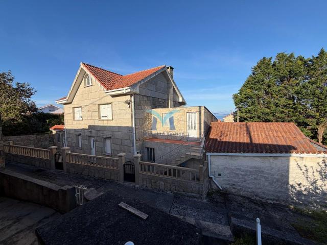 Casa en venta en Quilmas Carnota, 232 m², 4 habitaciones, garaje, finca y algo de vistas al mar