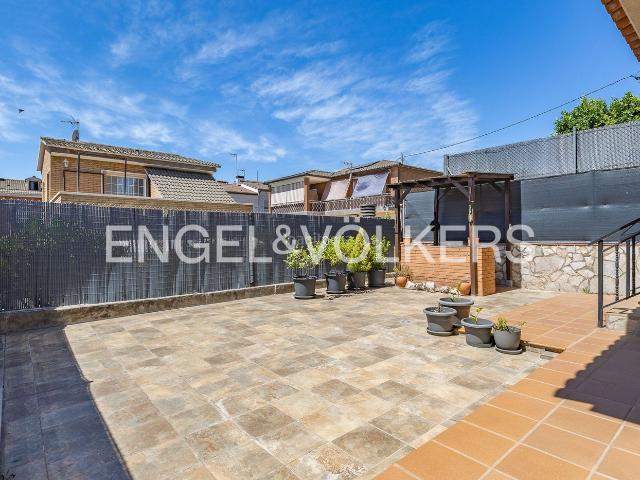 Casa en venta en Rubí, Ca n´Oriol. Descubra una confortable casa con terraza y vistas a la montaña en Rubí, cerca de Barcelona. Casas.