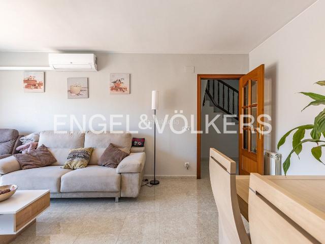 Casa en venta en Rubí, Ca n´Oriol. Descubra una confortable casa con vistas a la montaña en Rubí. Casas.