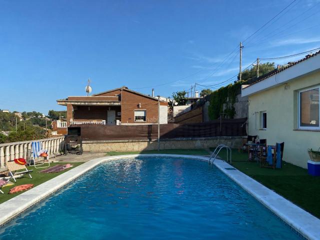 Casa en venta en Rubí, Castellnou Can Mir Can Solà. CASITA CON PISCINA EN CASTELLNOU. Casas.