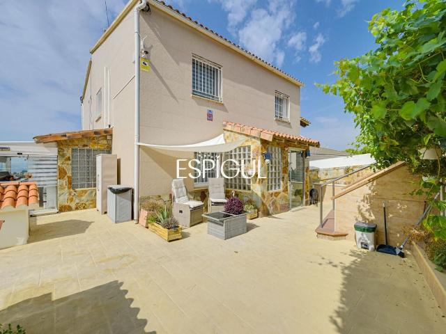 Casa en venta en Rubí, Castellnou Can Mir Can Solà. Exclusiva casa en venta con vistas panorámicas y piscina climatizada en Rubí, Les Martines. Casas.