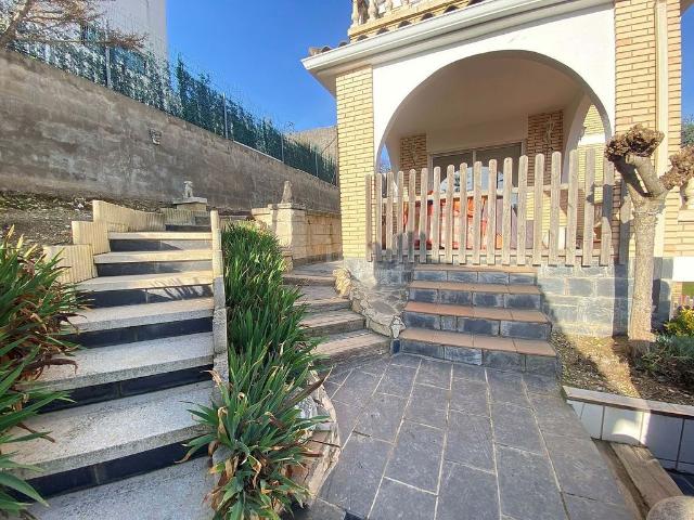 Casa en venta en Rubí, de 210 m² 4 habitaciones por 470.000