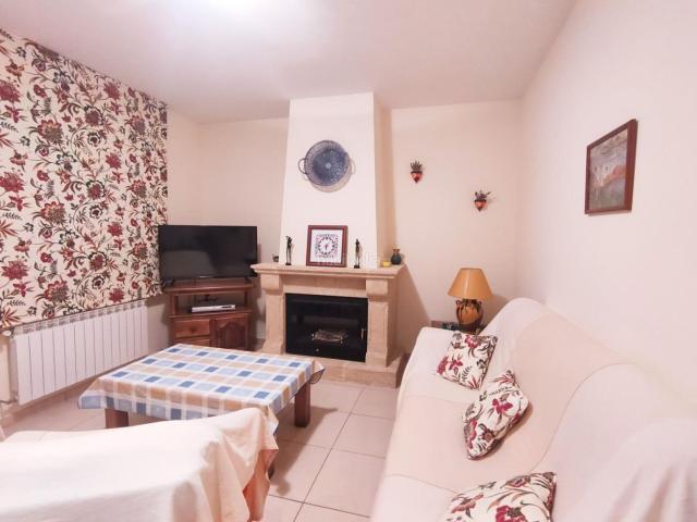 Casa en venta en Ruidera. Casa de dos plantas con 3 habitaciones, garaje y patio en el pueblo de Ruidera. Casas.