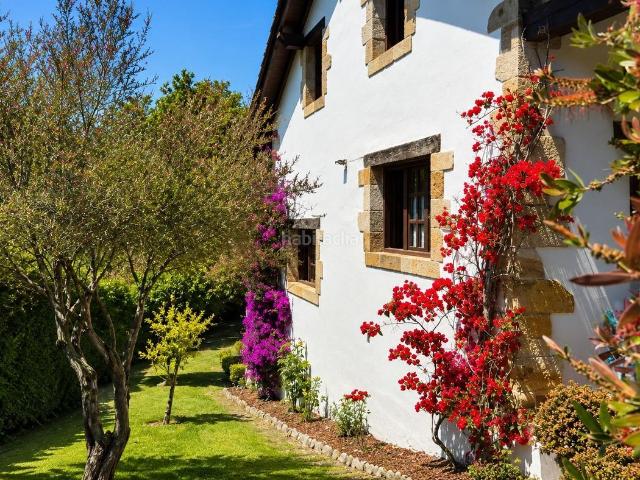 Casa en venta en Ruiloba. CASA INDIVIDUAL CON AMPLIO JARDÍN EN RUILOBA. Casas.