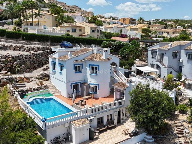 Casa en venta en Ráfol de Almunia. La puerta principal se abre a un salón y comedor de planta abierta y luminoso que cuenta con una llamativa chimenea con estufa de. Casas Ráfol de.