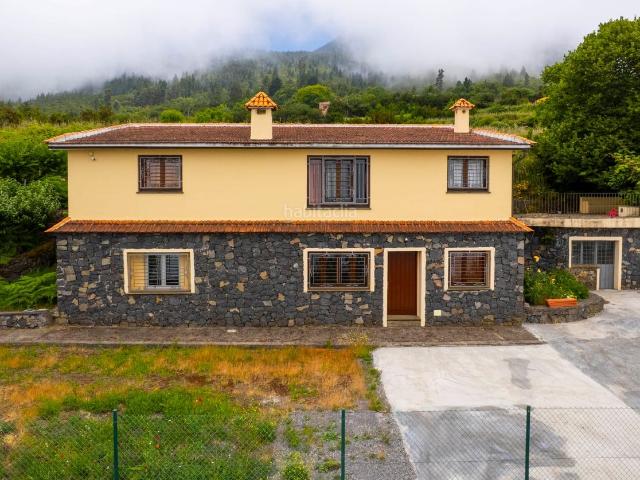 Casa en venta en Realejos Los, Palo Blanco. Casa amplia con jardín, chimenea, estudio y aparcamiento para 6 coches. Casas Realejos.