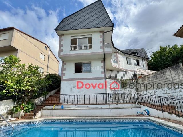 Casa en venta en Redondela. Casa independiente con piscina, vistas y un enorme potencial para convertirla en la vivienda de tus sueños. Casas.
