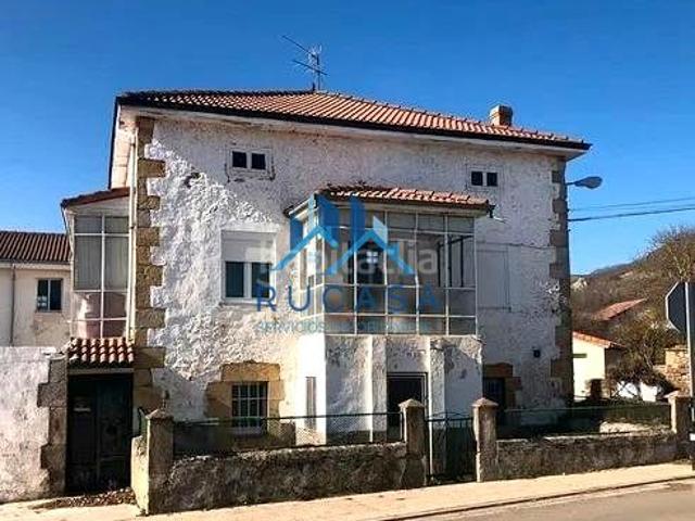 Casa en venta en Reinosa. Invierte en Reinosa! Casa independiente con potencial para casa Rural. Casas.