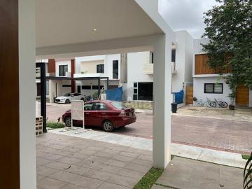 Casa en Venta en Residencial AQUA, 3 recamaras, 1 cuarto servicio y Alberca, Cancún Quintana Roo
