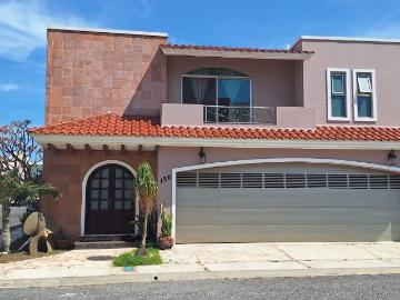 Casa en Venta en Residencial Lomas del Sol 4 Recamaras y Alberca