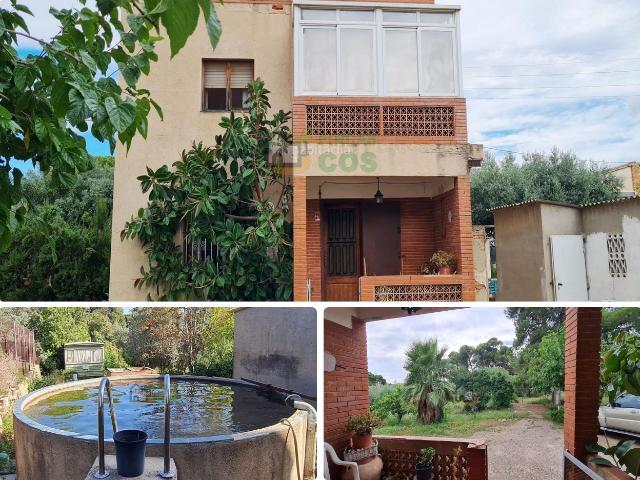 Casa en venta en Reus, Centre. CASA de CAMPO en venta con 8.580 m2 de terreno llano, situada a 1 minuto del casco urbano de la capital de comarca del Baix Camp. Casas.