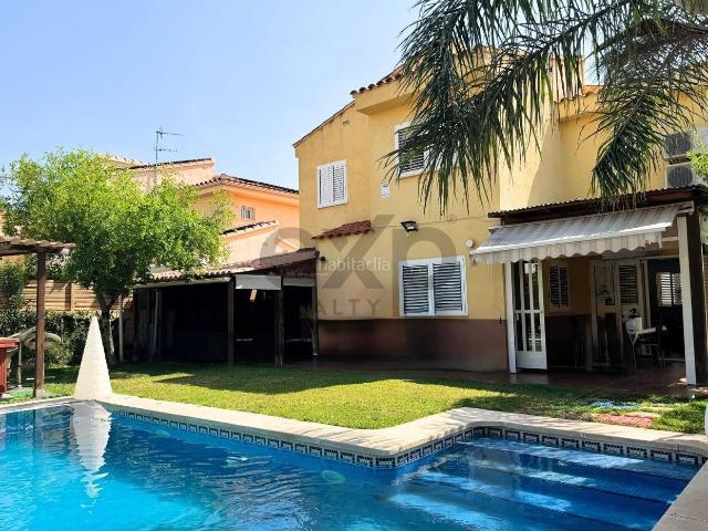 Casa en venta en Riba roja de Túria. Casa independiente con piscina y acceso a club social en la Urbanización Reva Ribarroja del Turia Valencia. Casas Riba roja de.