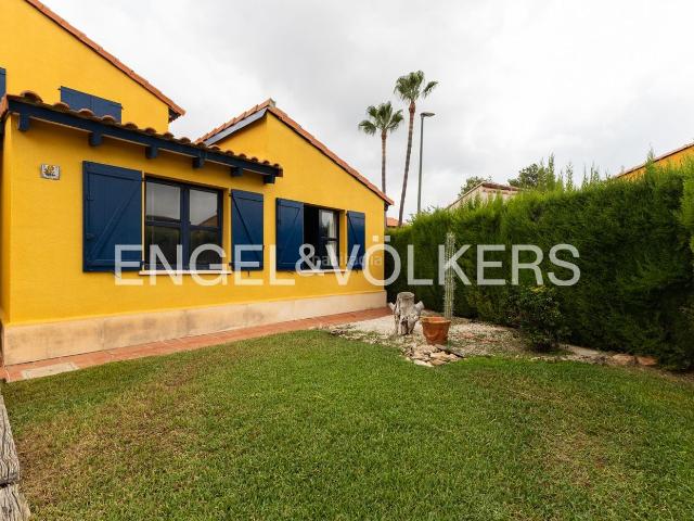Casa en venta en Riba roja de Túria. Chalet con jardín, en urbanización privada con piscinas e instalaciones deportivas, junto al Parque Natural del Turia y a 25 min d. Casas Riba roja de.