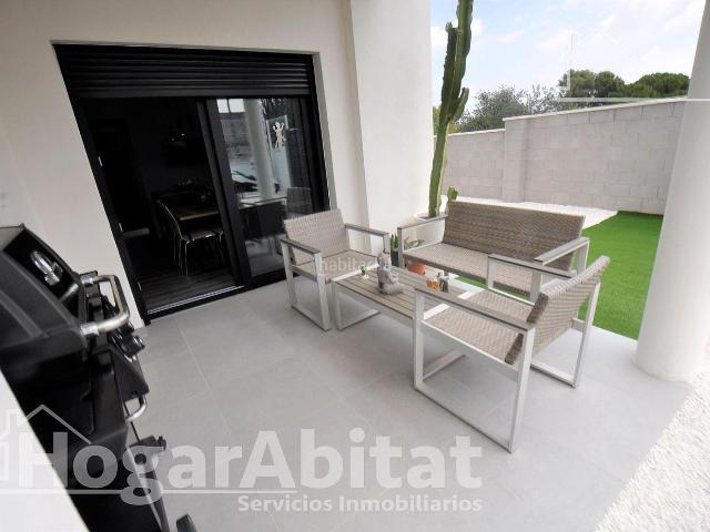 Casa en venta en Riba roja de Túria. ESPECTACULAR CHALET ESQUINERO CON AMPLIA TERRAZA, PORCHE Y GARAJE. Casas Riba roja de.