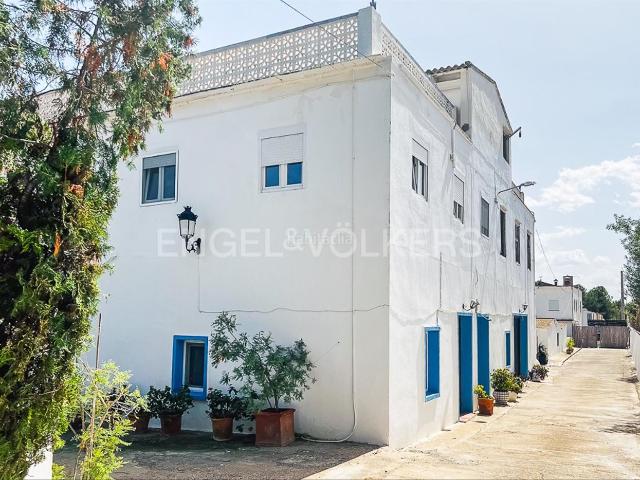 Casa en venta en Riba roja de Túria. Masía con tres viviendas independientes en gran terreno en Riba Roja de Turia. Casas Riba roja de.