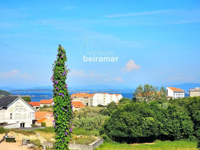 Casa en venta en Ribeira, Santa Uxía de Ribeira. Casa con terreno y vistas al mar a 700 metros de la playa. Casas.