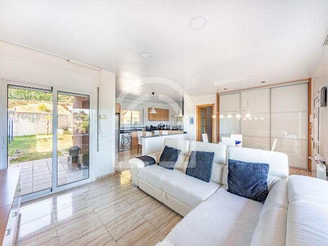 Casa en venta en Riells i Viabrea. Exclusiva vivienda con vistas al valle, amplios espacios y múltiples posibilidades en Riells i Viabrea. Casas Riells i.
