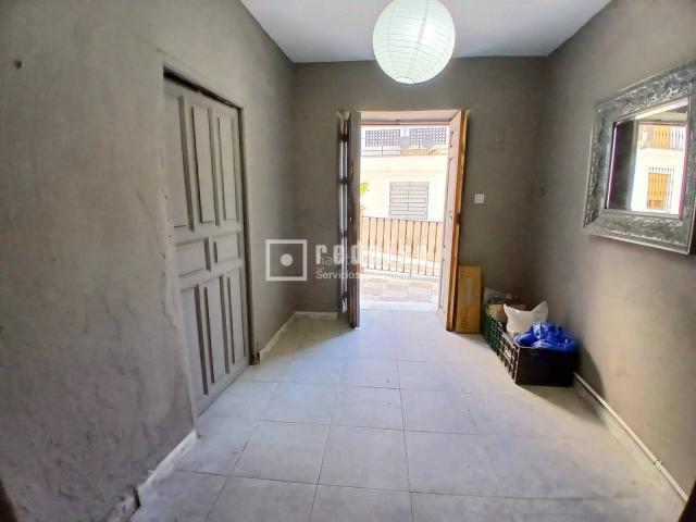 Casa en venta en Riogordo. CASA ADOSADA DE 3 DORMITORIOS CON TERRAZA SOLÁRIUM Y GRAN POTENCIAL DE REFORMA EN RIOGORDO MÁLAGA. Casas.