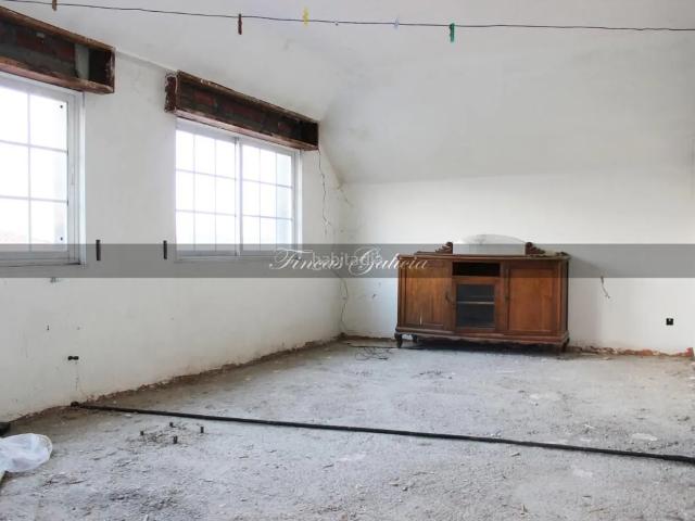 Casa en venta en Riós. VENTA: Casa con terreno en Riós. Amplia casa de 3 plantas situada en pleno centro de Riós, al lado del enlace de la autoví. Casas.