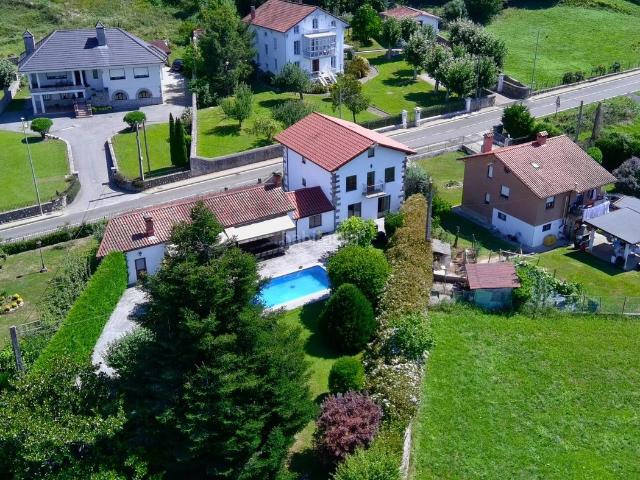 Casa en venta en Riotuerto. Villa con piscina. Casas.