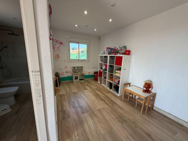 Casa en venta en Riudarenes. Casa seminueva con 1.100 m² de parcela, placas solares y lista para entrar a vivir en Can Fornaca Riudarenes. Casas.